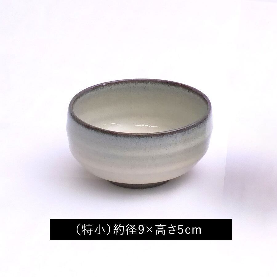 離乳食は「特小」で。食材をすくいやすいように縁が内側に入っている