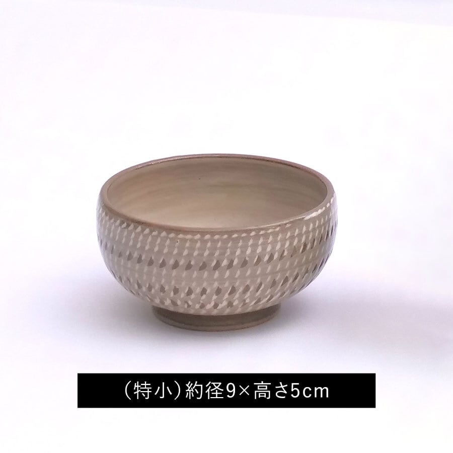 離乳食は「特小」で。食材をすくいやすいように縁が内側に入っている