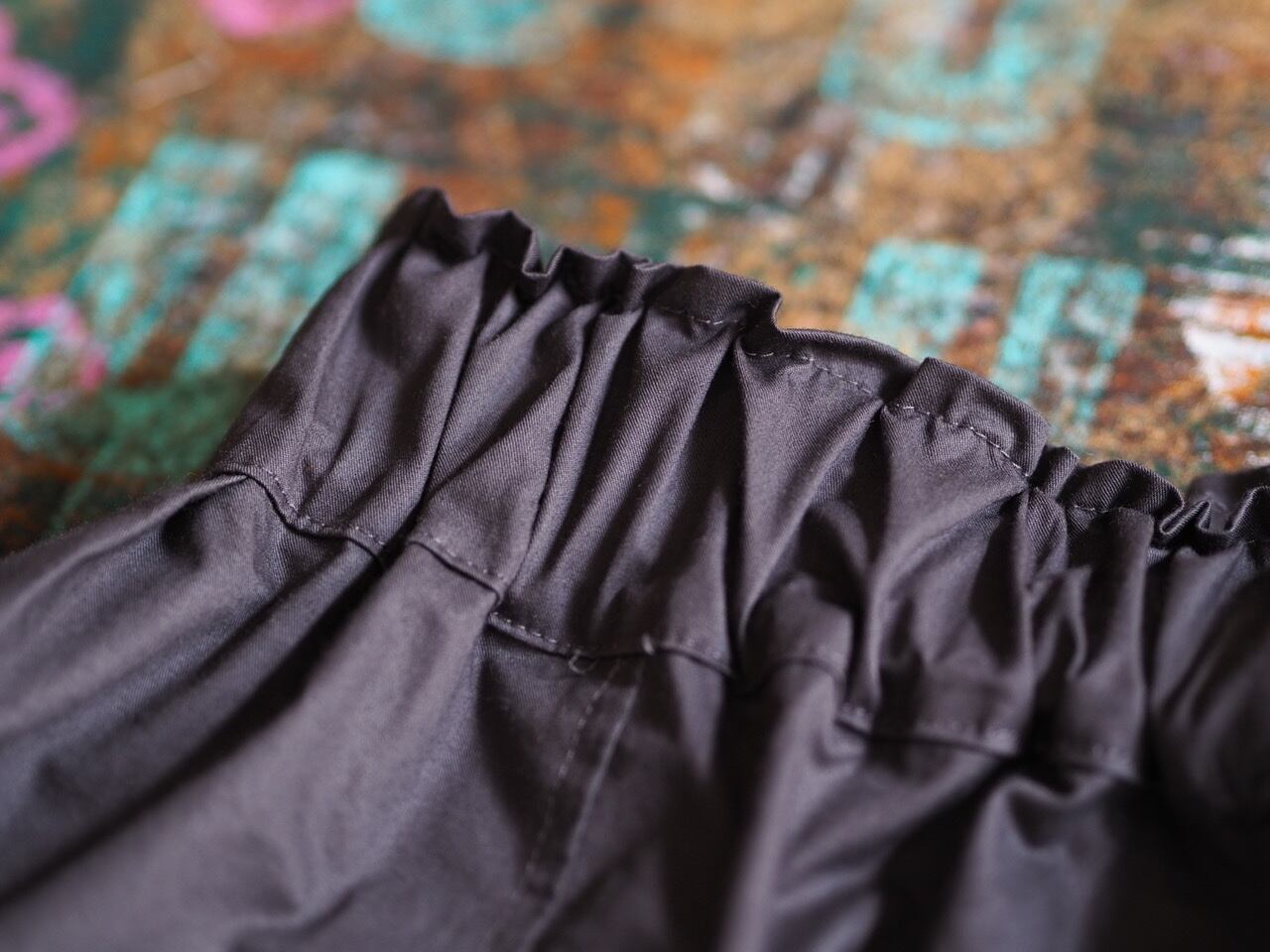 幅広の為、締め付け感も少なく着られます。