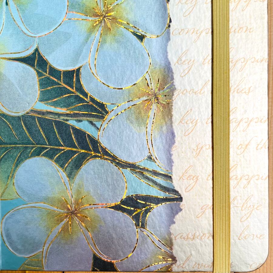 ゴールドで高級感のあるデザインのプルメリア。バンドのゴムとしおりが黄色です。