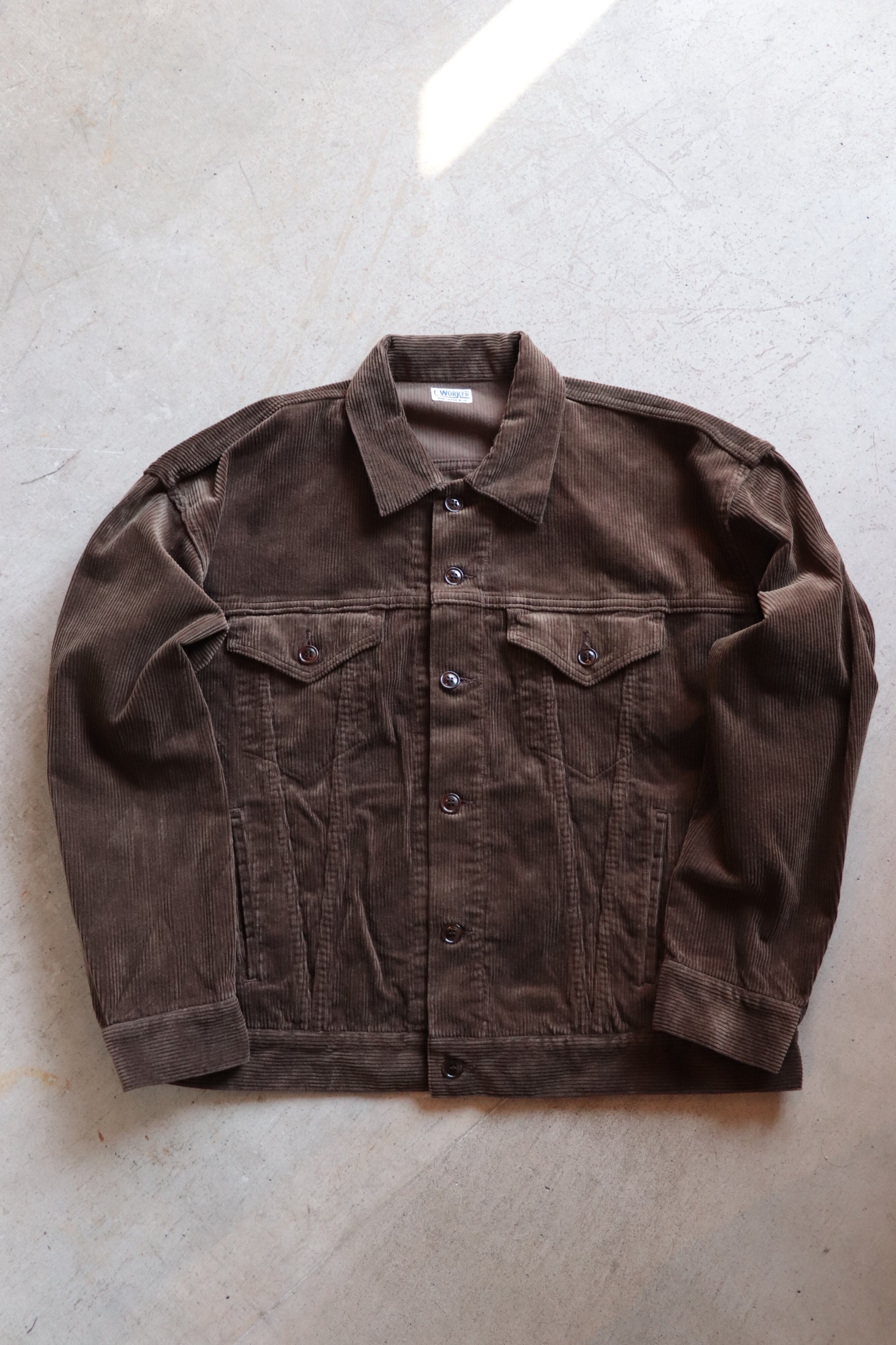 ダークブラウン