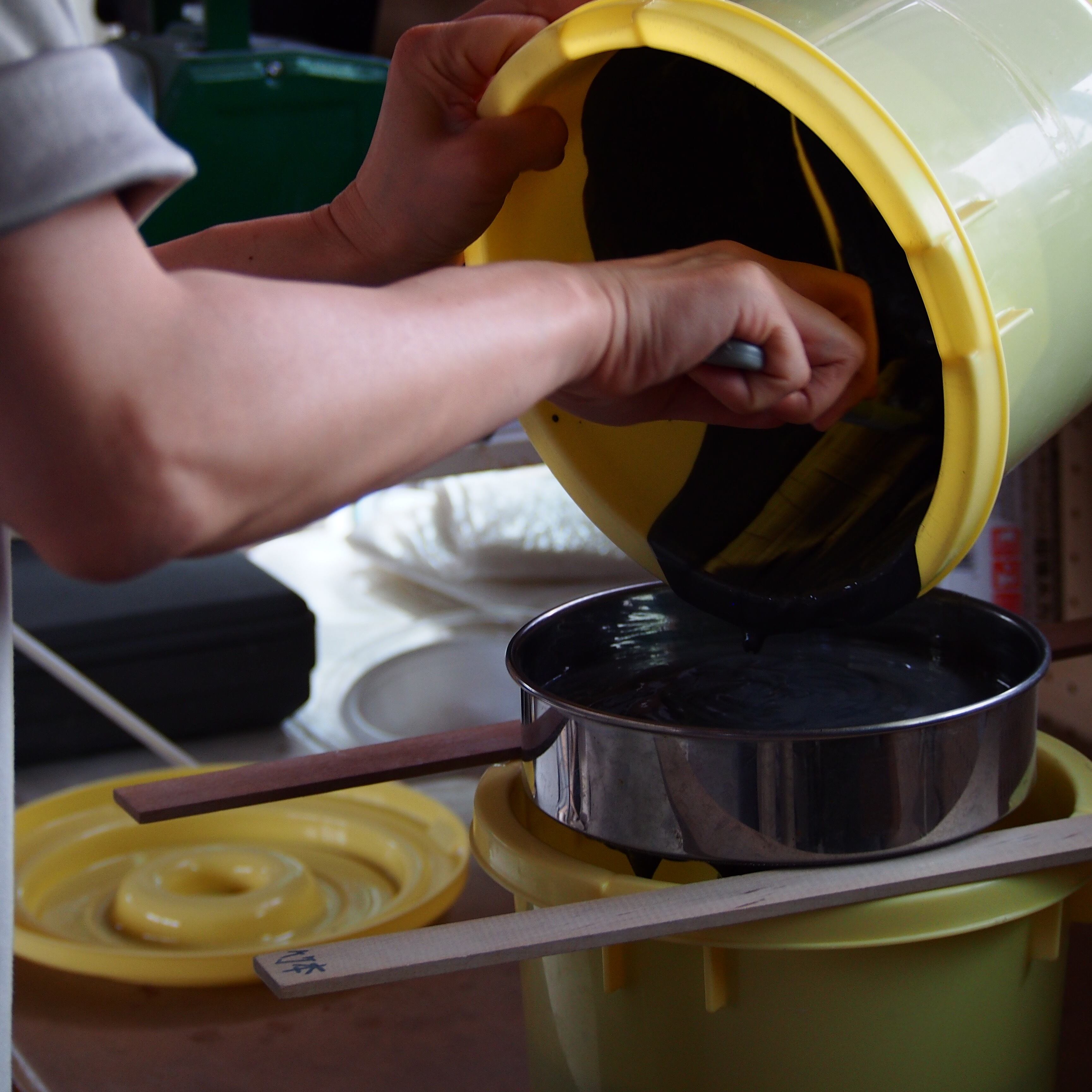 裏ごしや土練機を使い再度粘土に戻します。