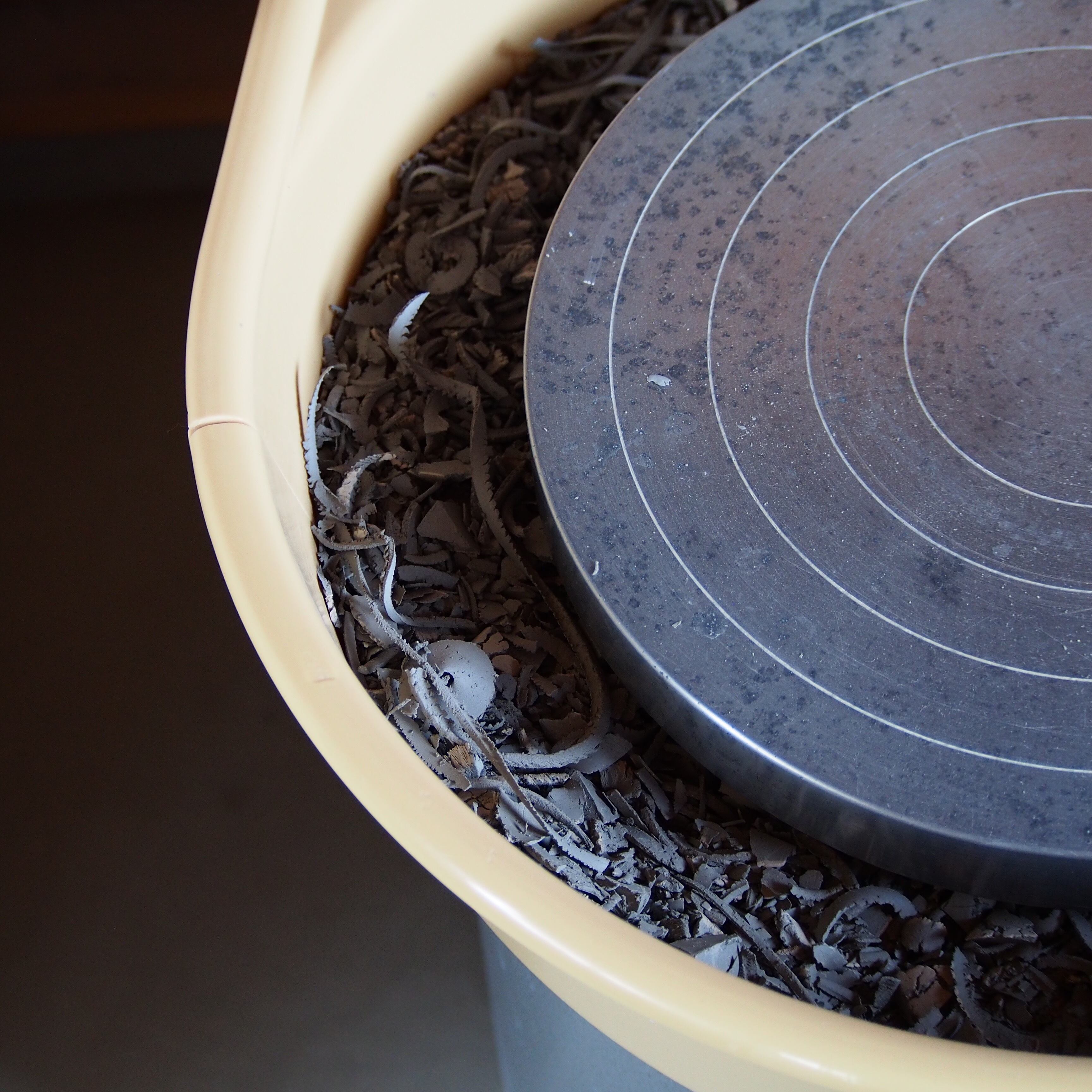 削りカスや失敗したものは細かく砕いて乾燥。