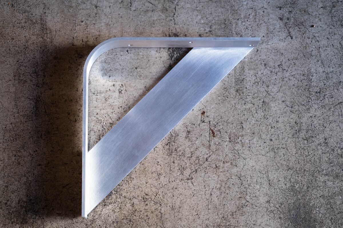 裏：ヘアライン仕上げ