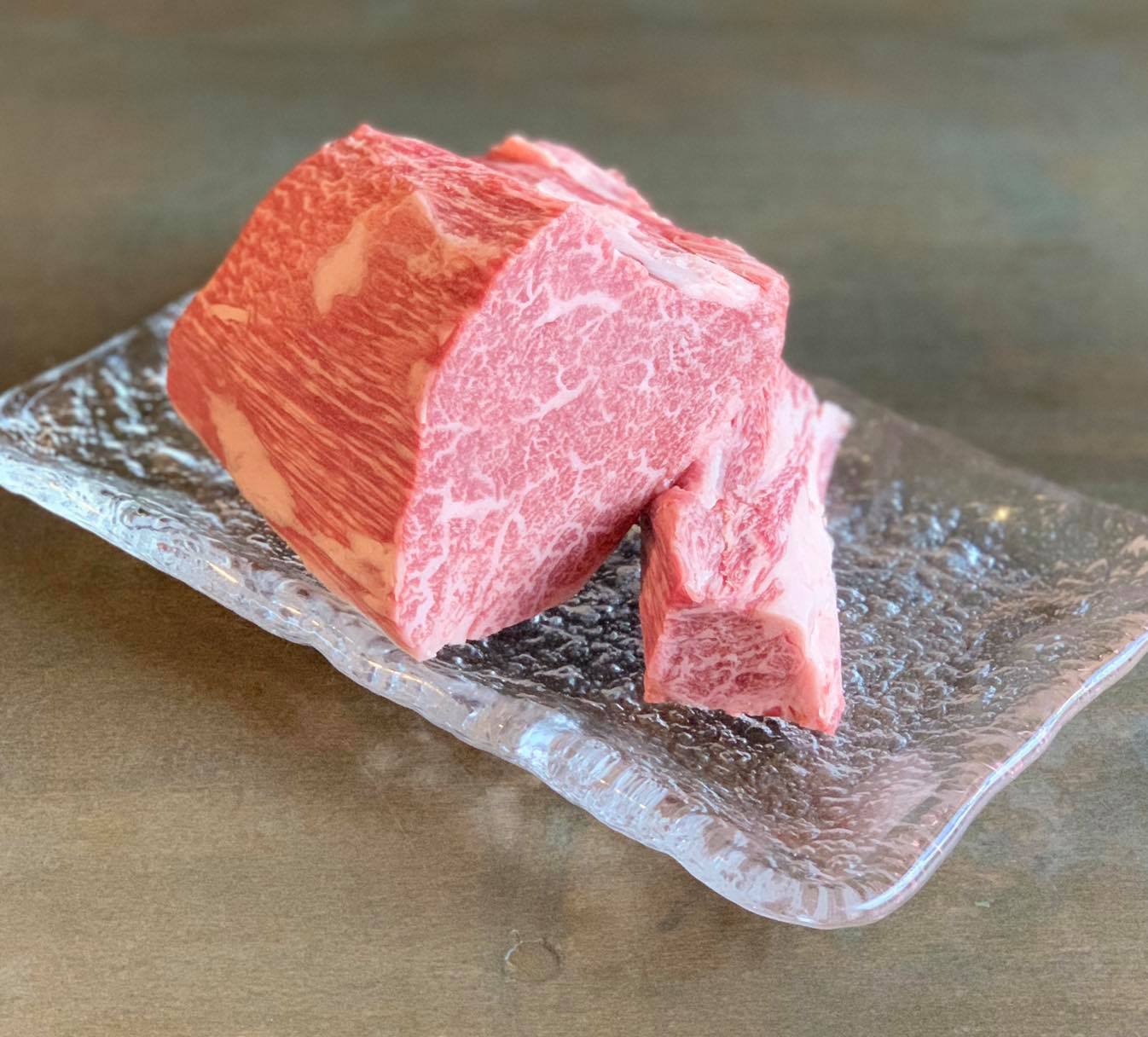 上質な脂でスーッと溶けるようなお肉です。