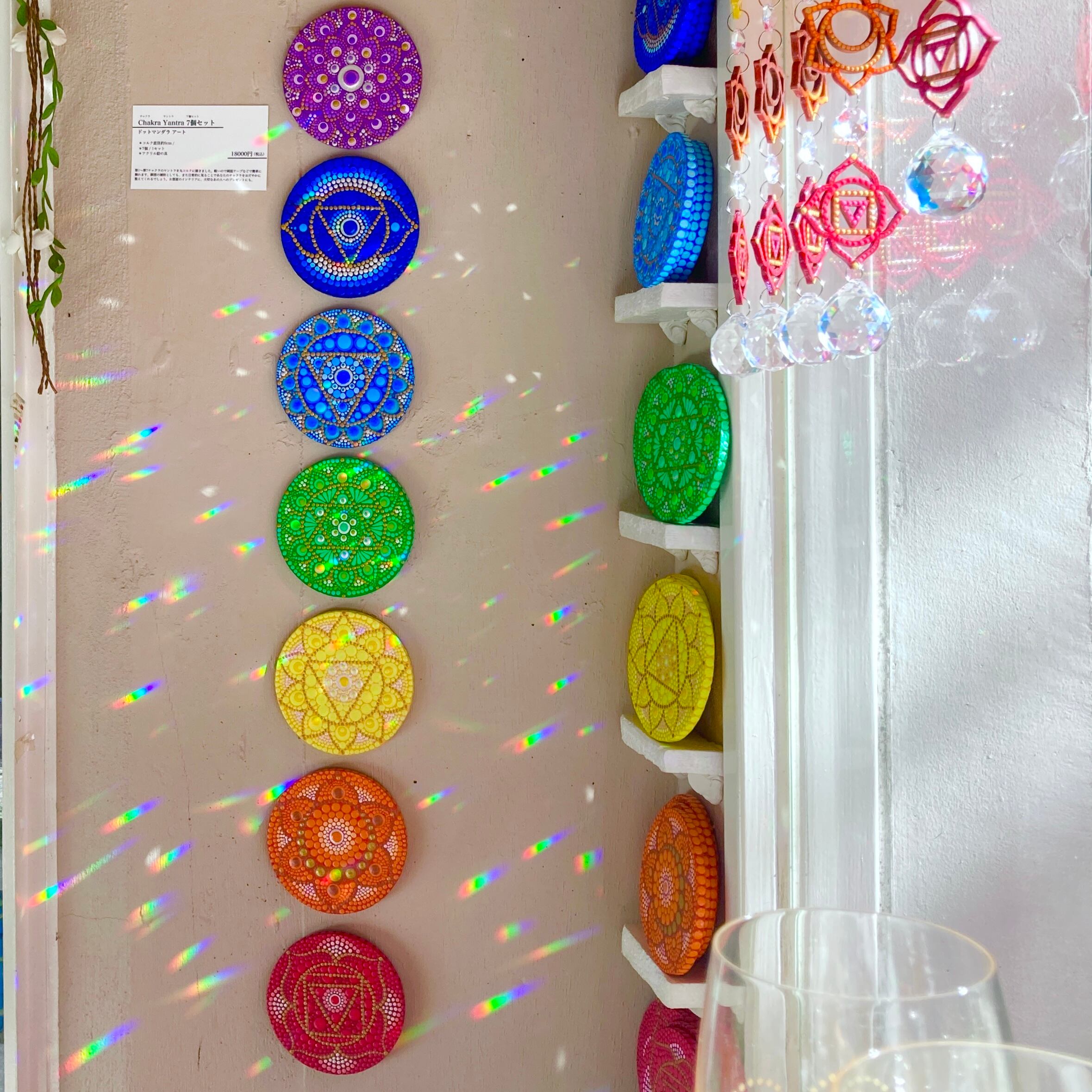 サンキャッチャーの虹色の光