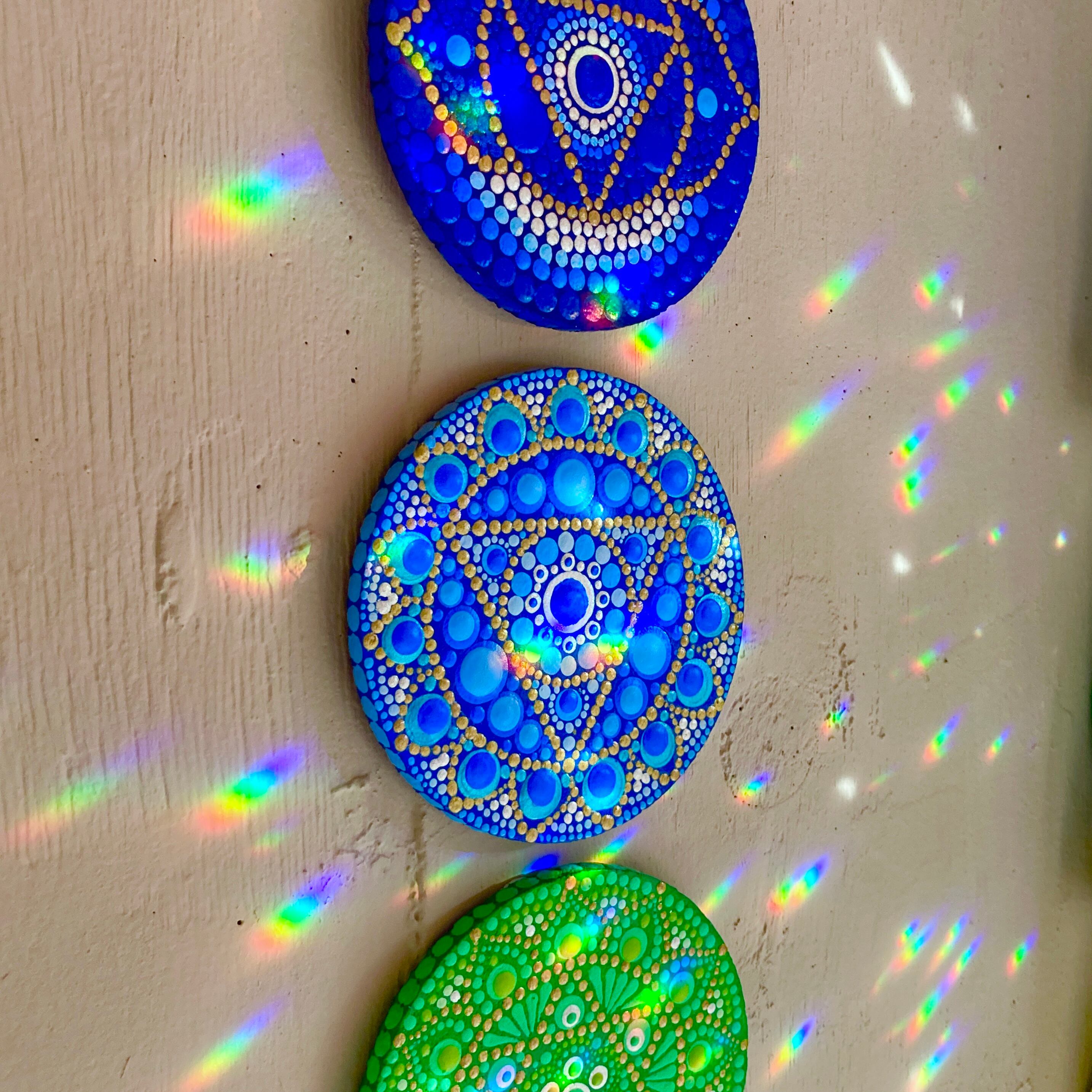 サンキャッチャーの虹色の光