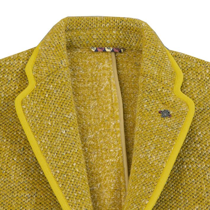 フロント襟　パイピングが施されたラペル