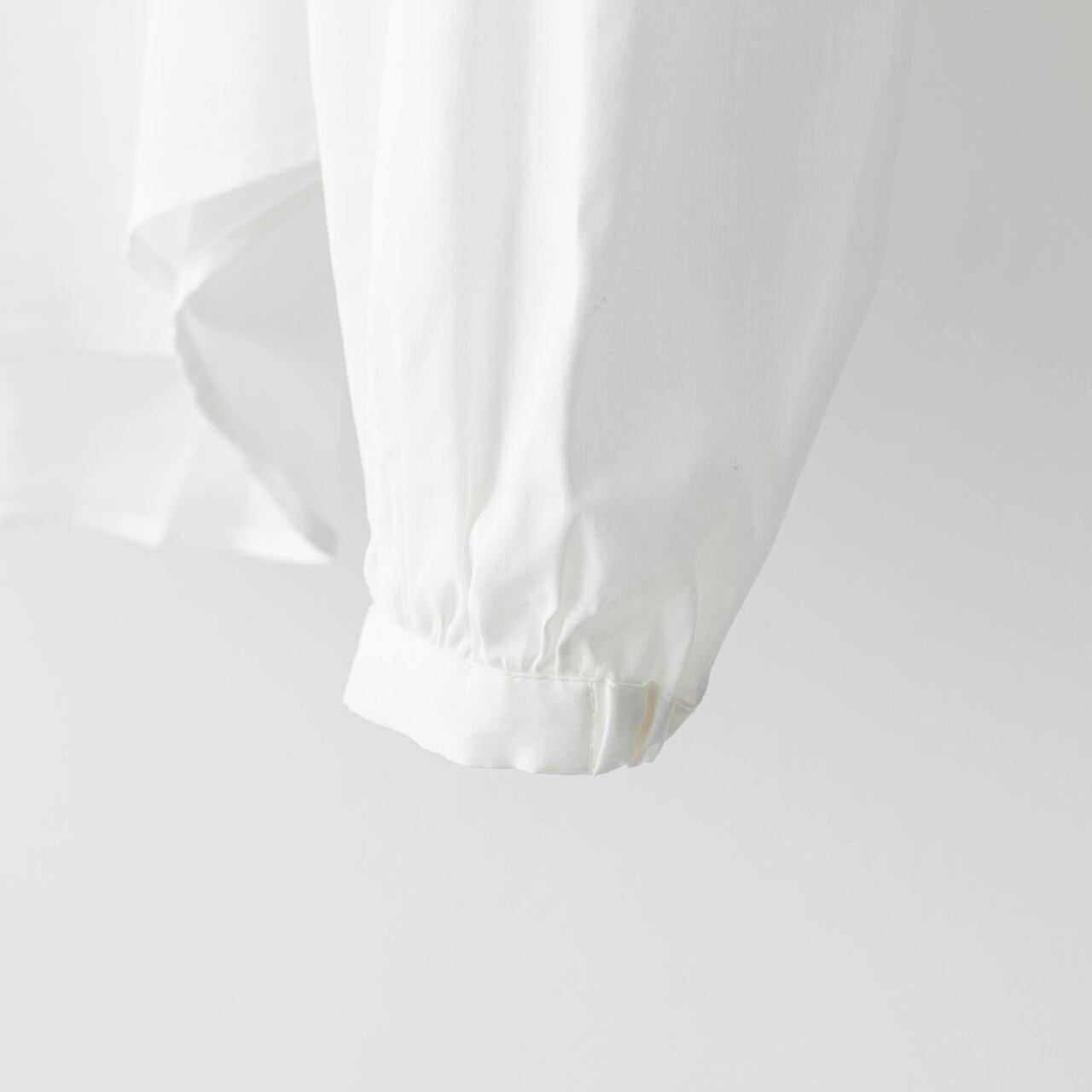 表半分は普通の処理でカジュアルすぎない仕上がりに