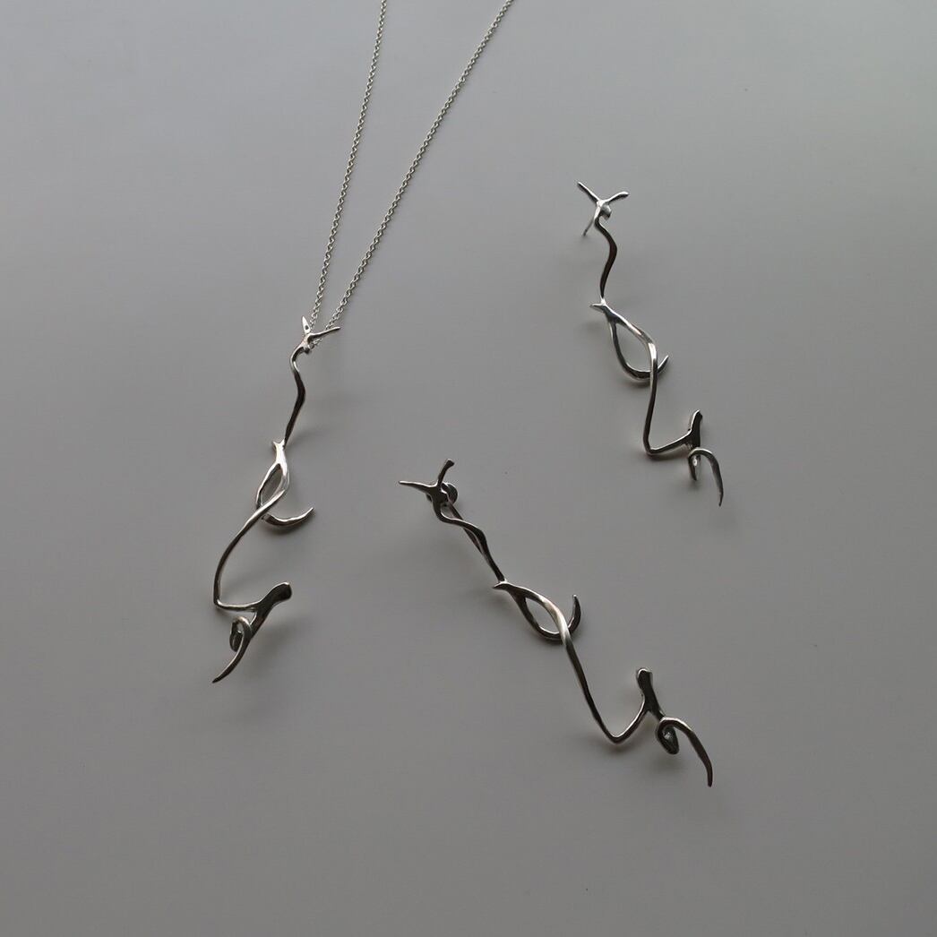 立体デザイン　”ともす” ピアス/イヤリング/ネックレス（変体かななし）＜お取扱い店  オリジナル＞