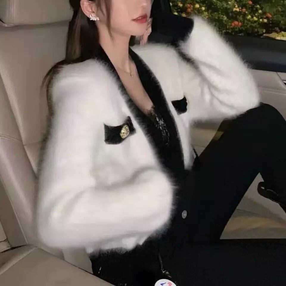 合わせやすいバイカラーにエレガントな質感で高見え♡