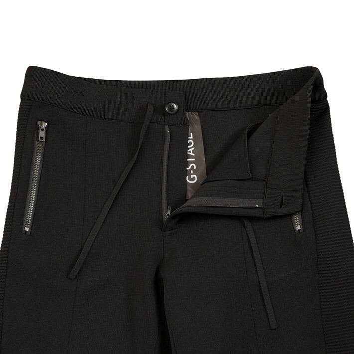 裏側　ボタンとファスナーで開閉