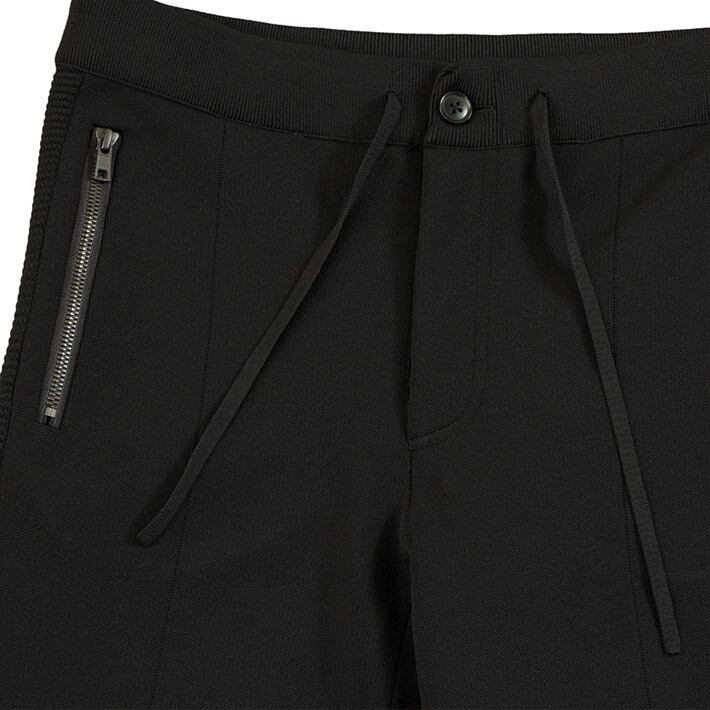 フロント　柔らかなリブ編みとドローコードで調節するウエスト