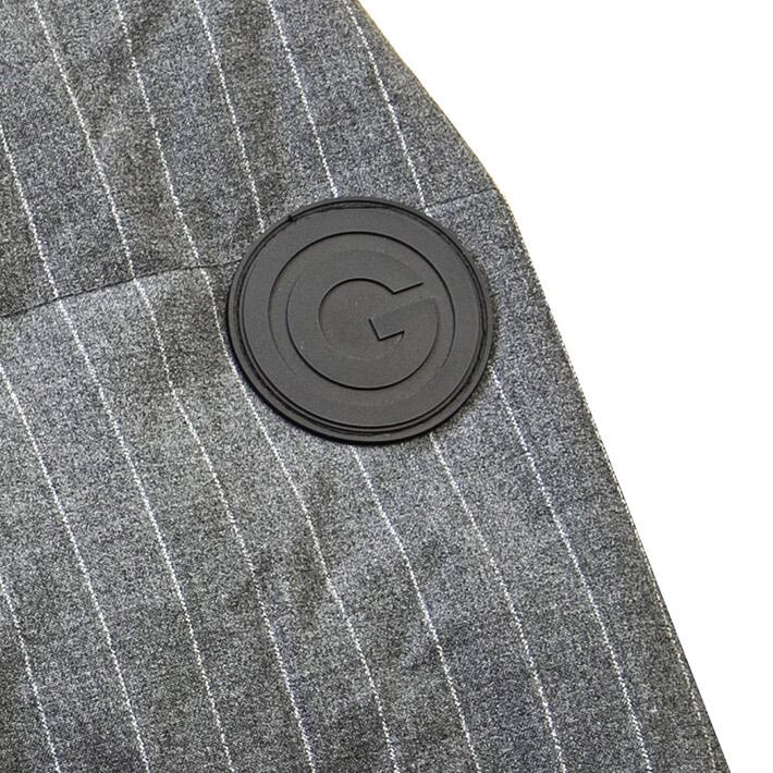 ブランドアイコン　左腕のラバー素材のブランドアイコン