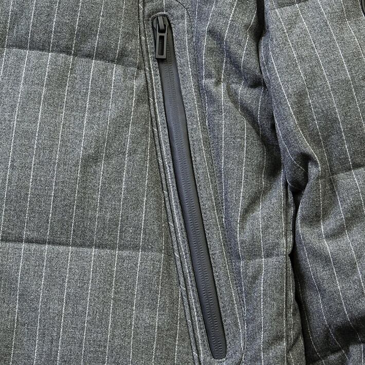 ポケット　フロントに斜めに配されたインパクトあるZIPポケット