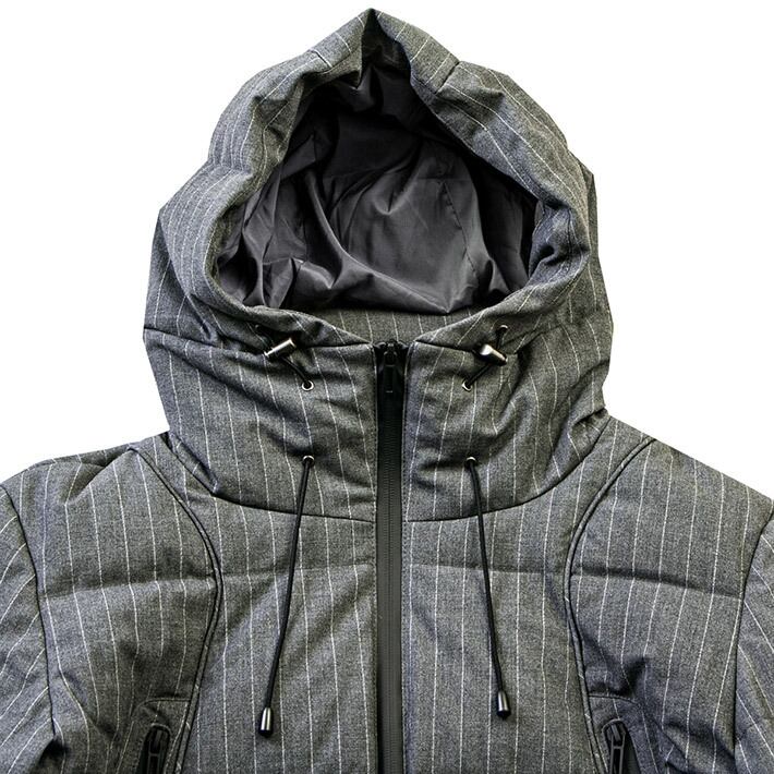 フロント　スタンドネックにフードが配されたフロント