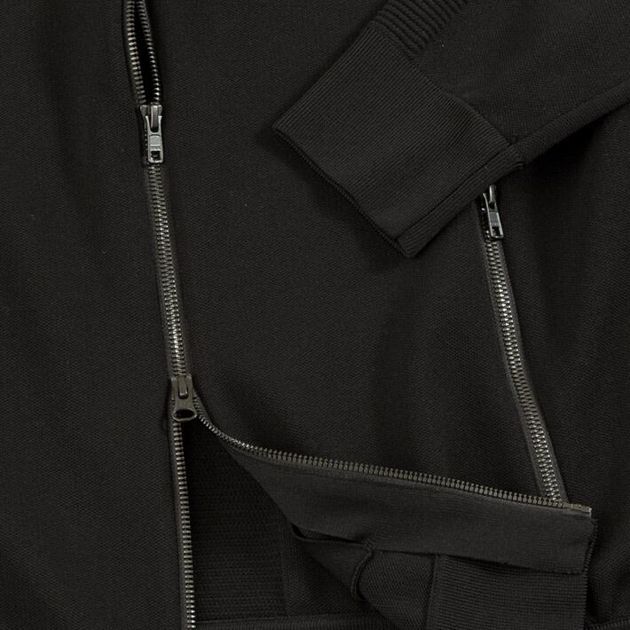 フロントファスナー　フロントは動きやすいダブルZIPファスナーを採用