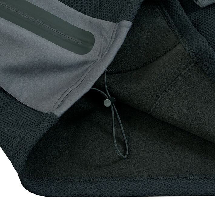 裏側　前身頃と後身頃裏に配された起毛フリース素材