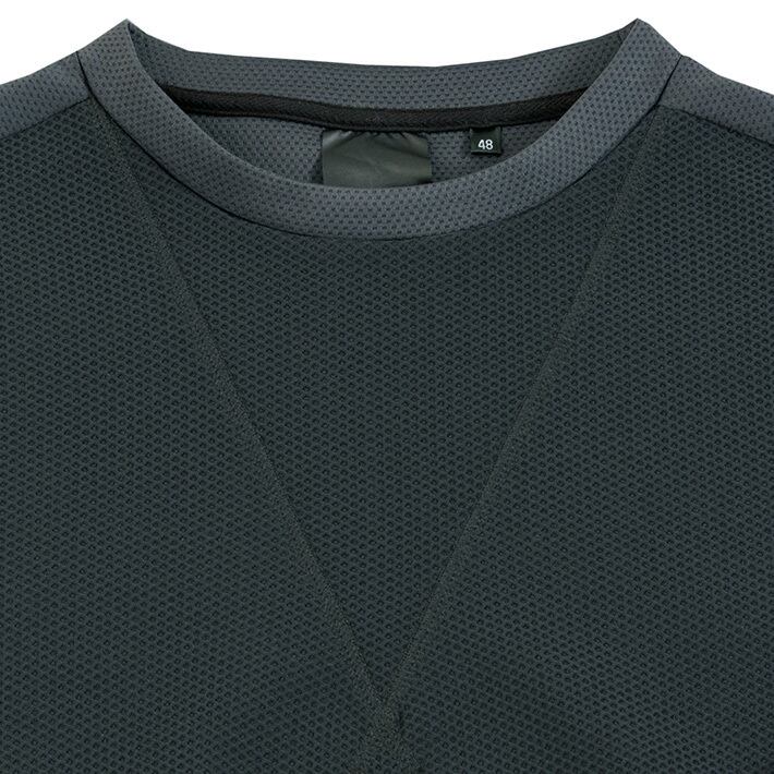 フロント　大振りなV字ガゼットがインパクトあるクルーネックフロント