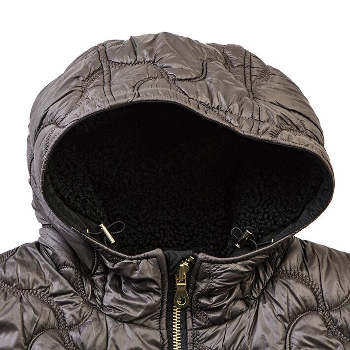 フロント　ネック部分までカバーできる大振りのフード