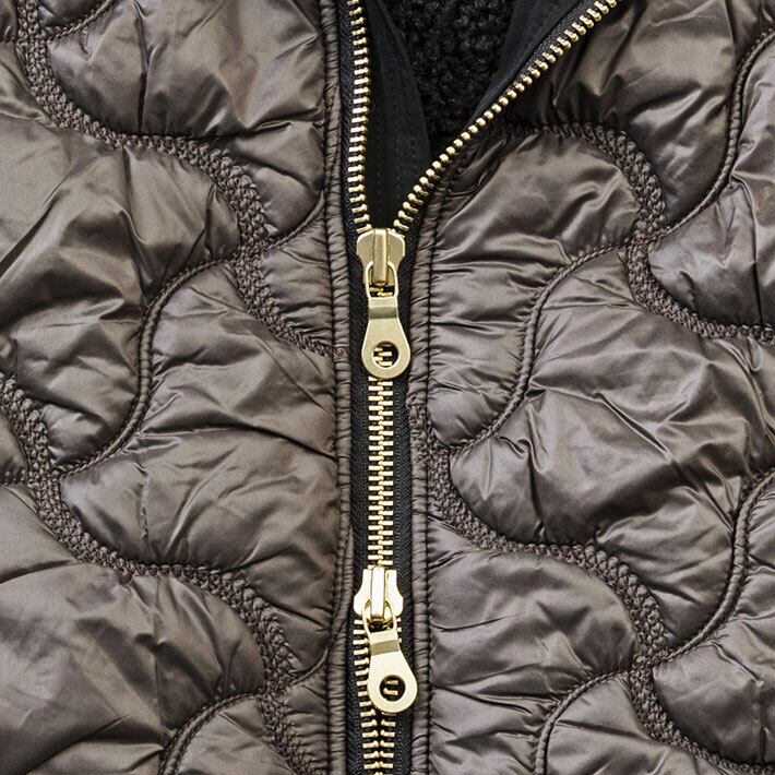 フロントジップ　Ｗジップ仕様のゴールドのフロントジップ