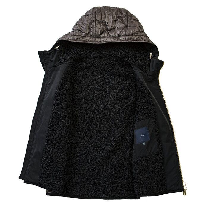 裏側　全面にブラックのボアが配された裏側