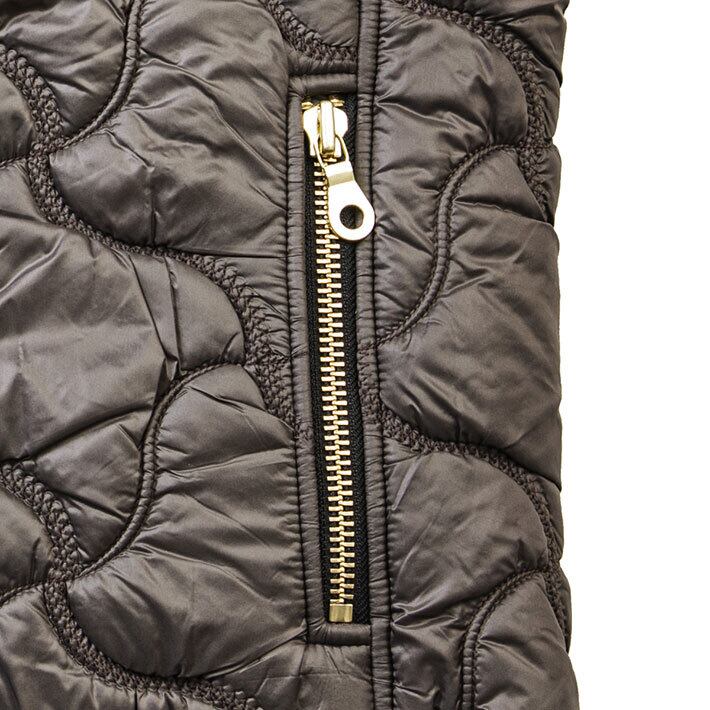 ポケット　ゴールドのファスナーを使用した脇ポケット