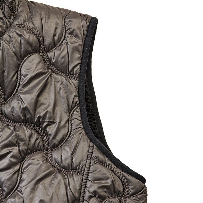 脇　脇口にテープでやや絞りをかけ、防寒性を確保