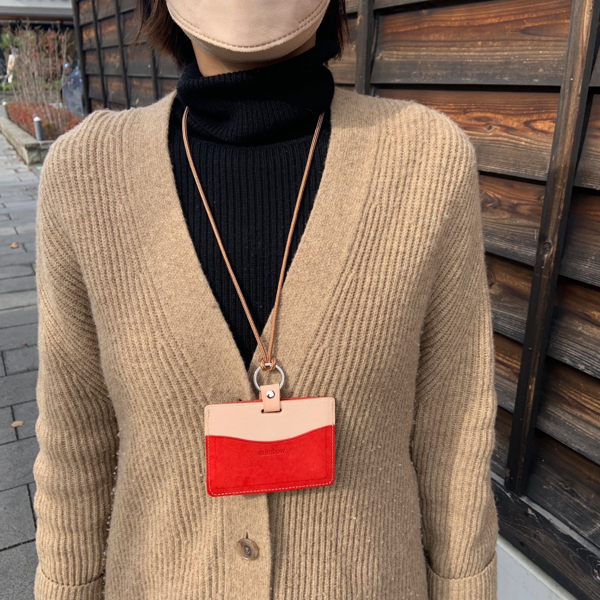 裏返してパスケースにも使えます。