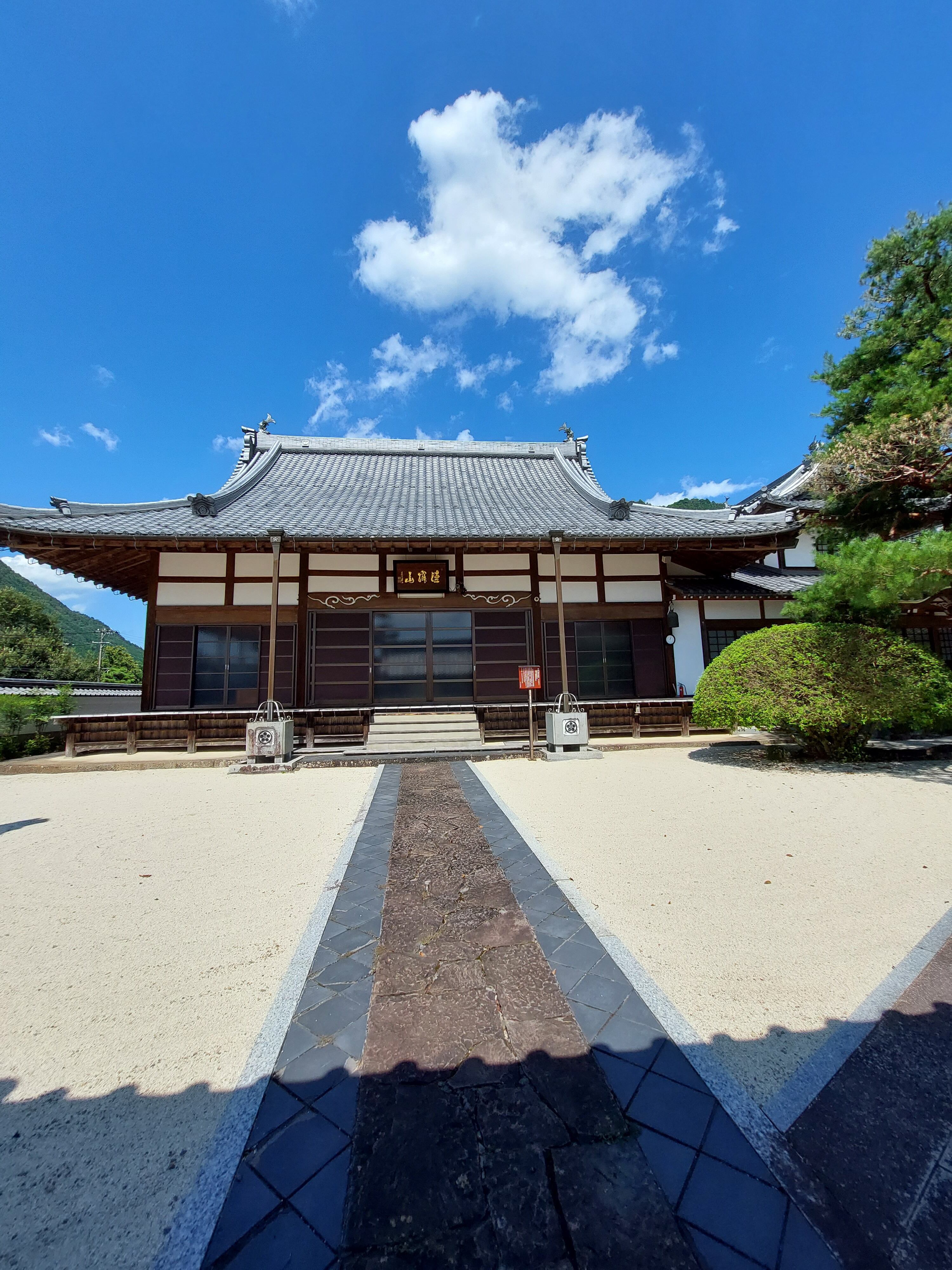 お寺で御祈祷をお願いしています。