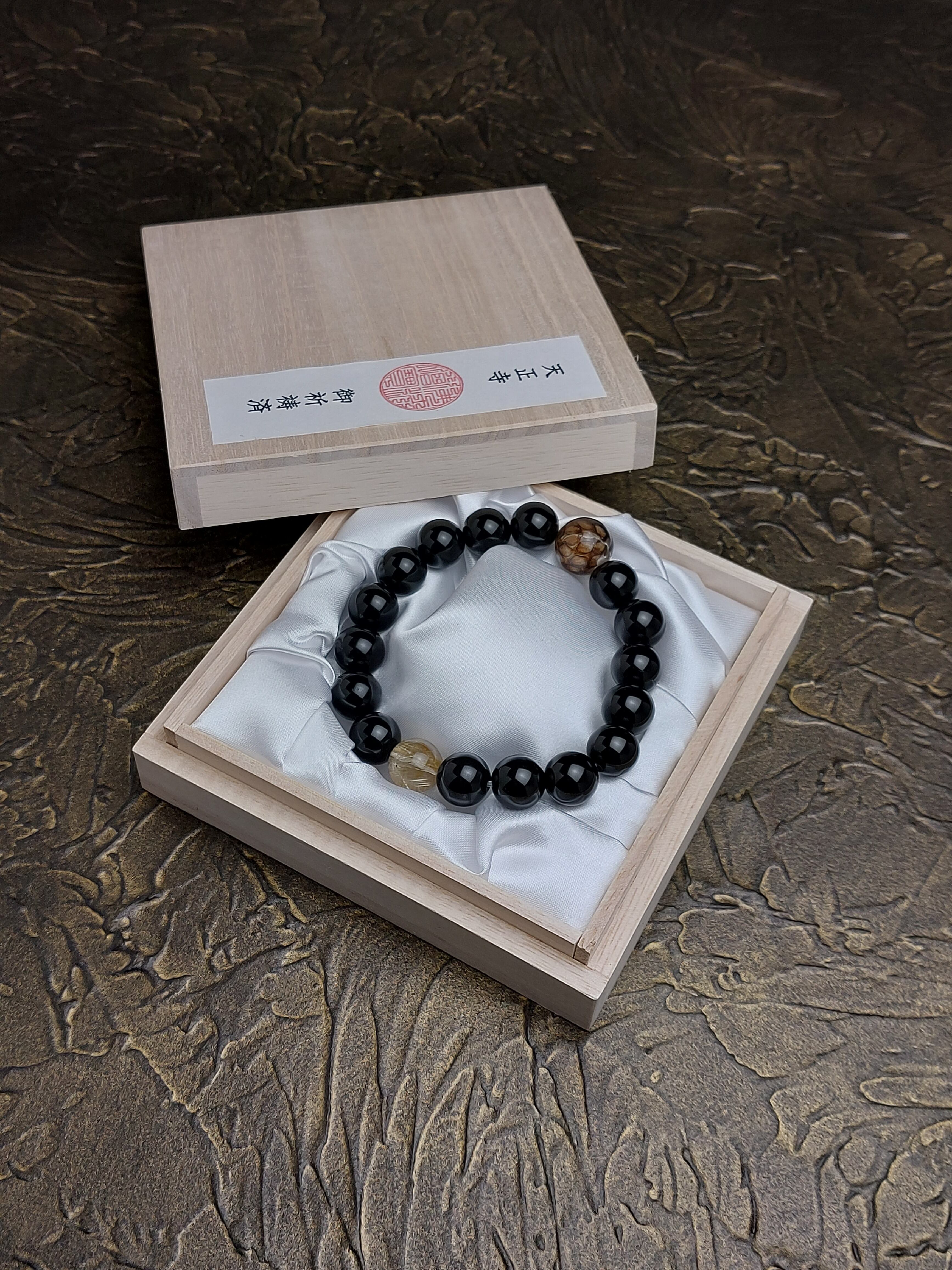 桐箱にお入れした天然石ブレスレット。皆さまの元へ、一つ一つ丁寧にお送りいたします。