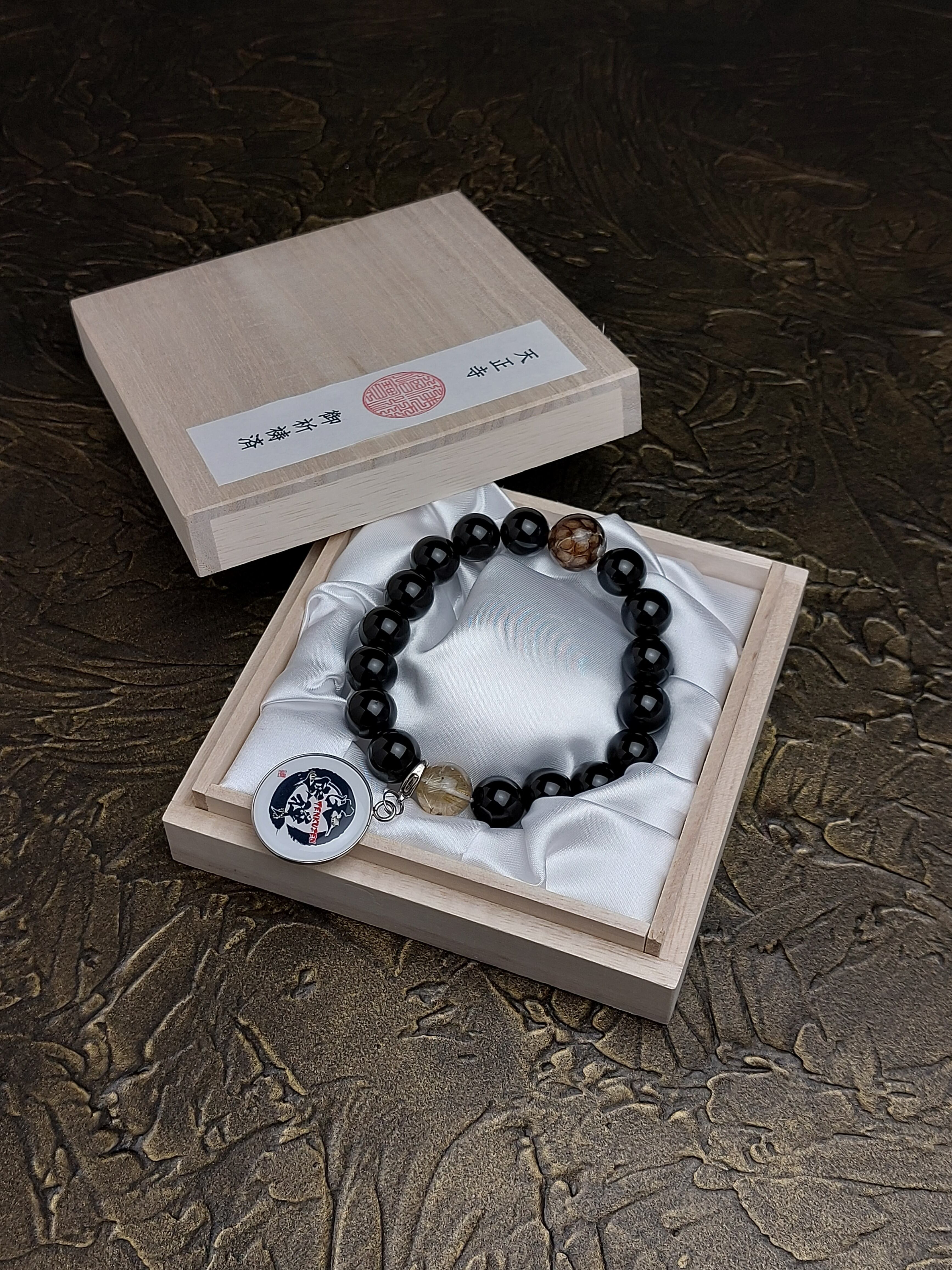 桐箱にお入れした天然石ブレスレット。皆さまの元へ、一つ一つ丁寧にお送りいたします。