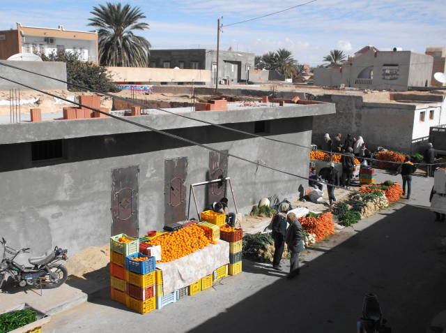 市の立つ日には新鮮な野菜や果物が露店に並びます。