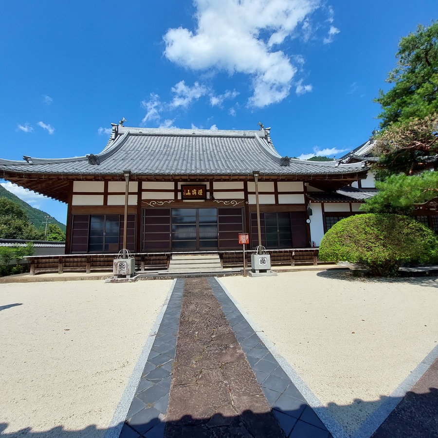 お寺で御祈祷などをお願いしています。