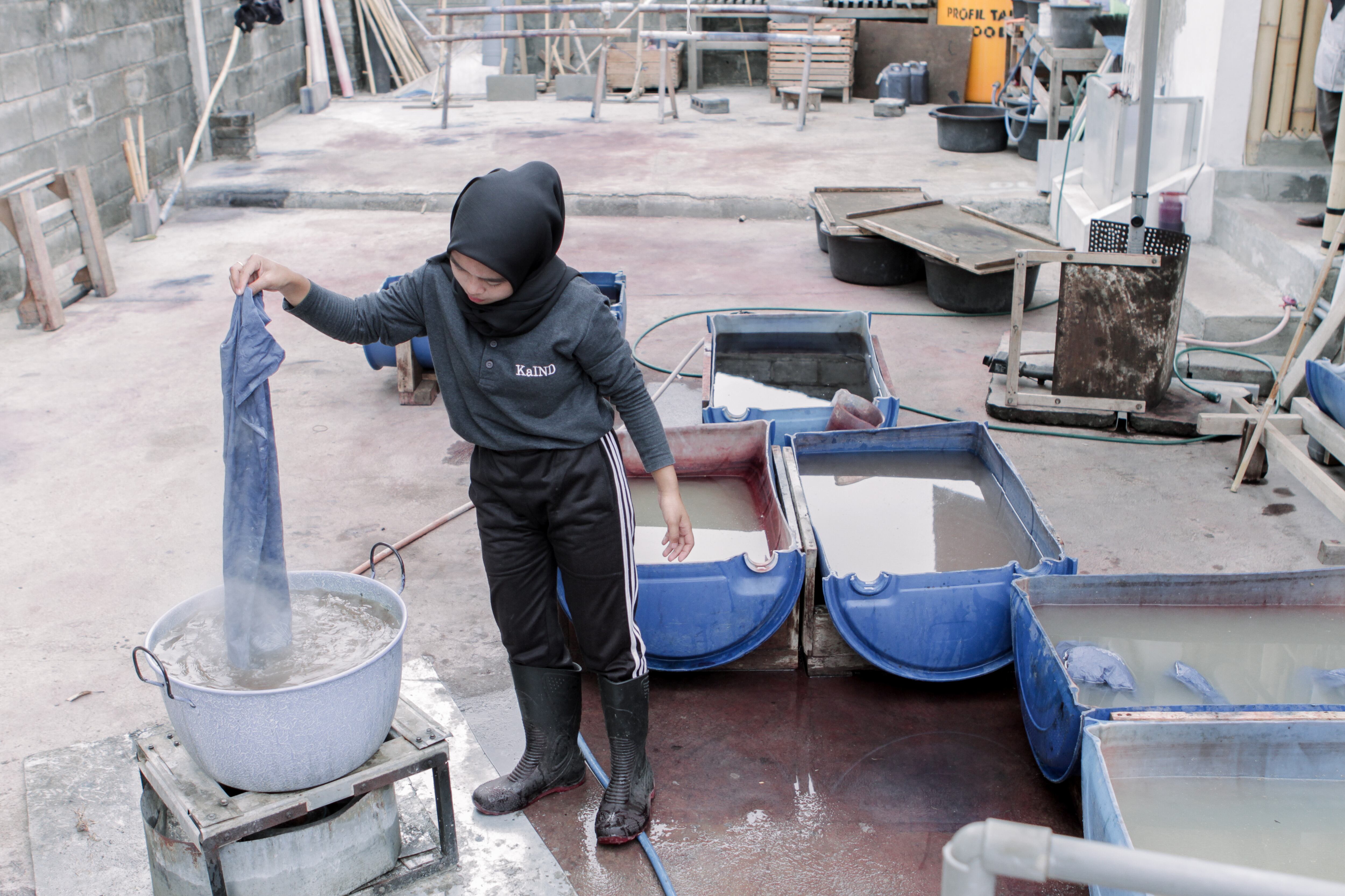 素材、染色もすべて自然のものを使用しています