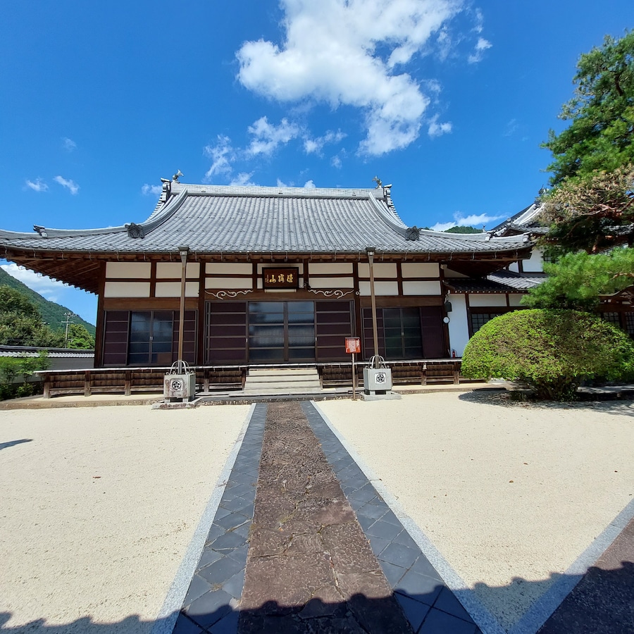 お寺で御祈祷などをお願いしています。