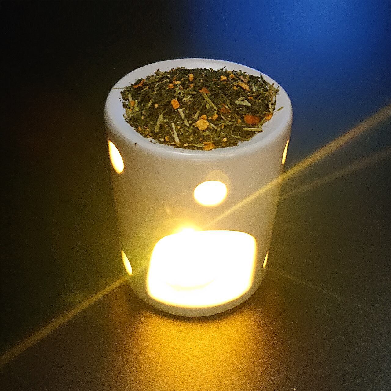 ポット上に付属のリーフ1袋を乗せ、ポット下にキャンドルを入れリーフを炊きます。