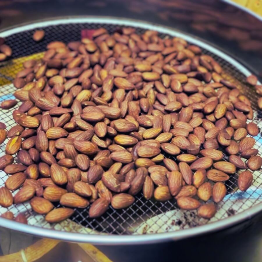 アーモンドも同じ焙煎窯で焙煎