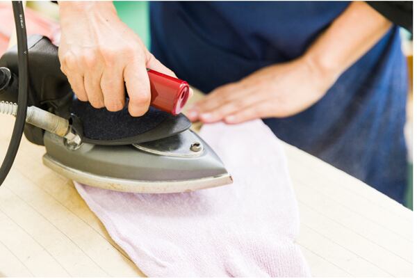 仕上げのアイロンをかけて出来上がり