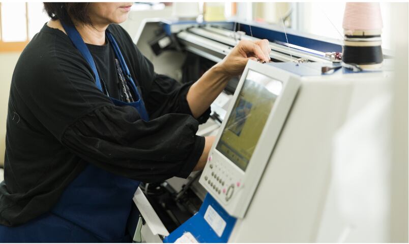 1枚1枚時間をかけて丁寧に編んでいきます