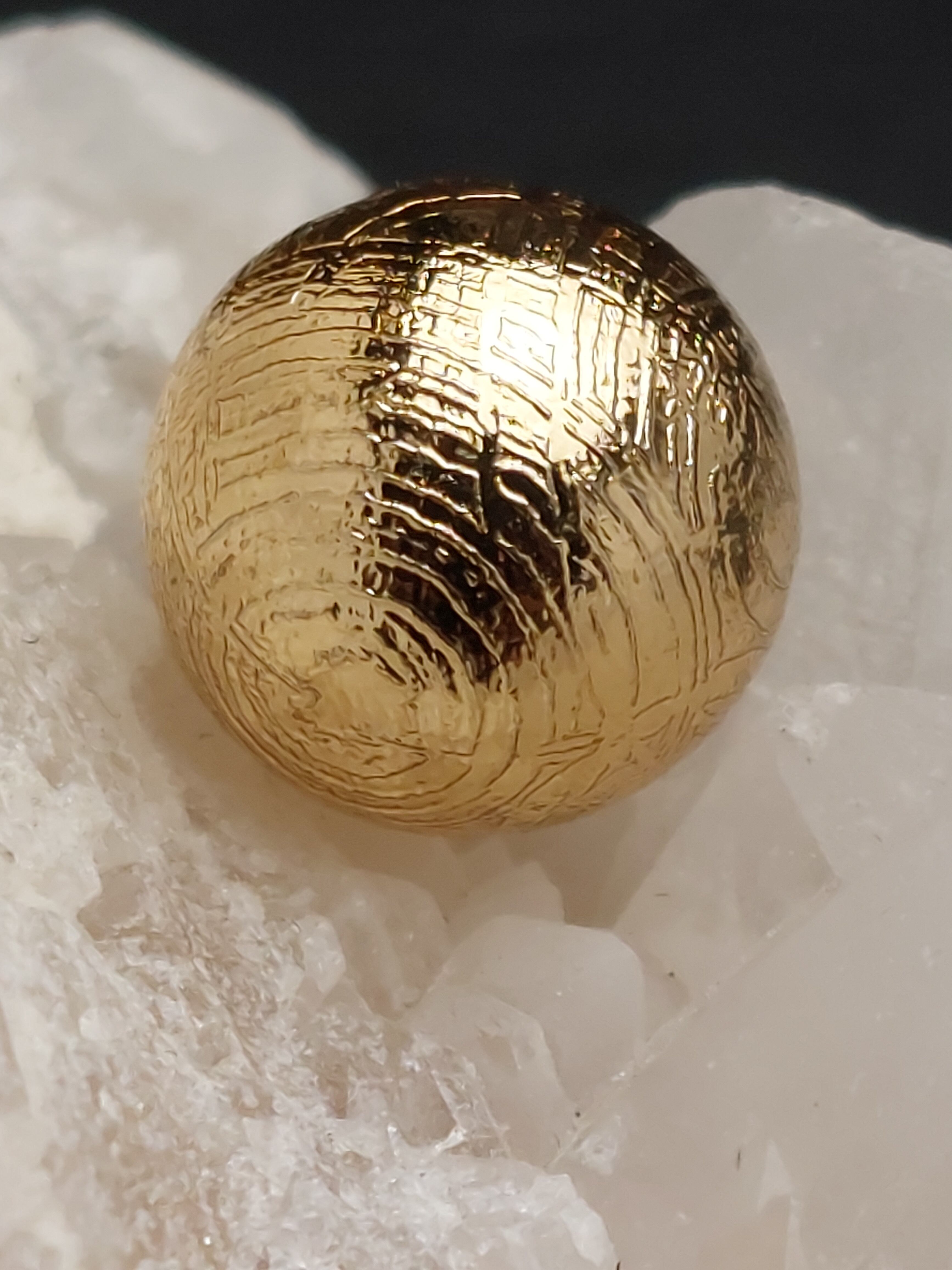 神秘的な模様を持つギベオン隕石は、特別なエネルギーを感じます✨