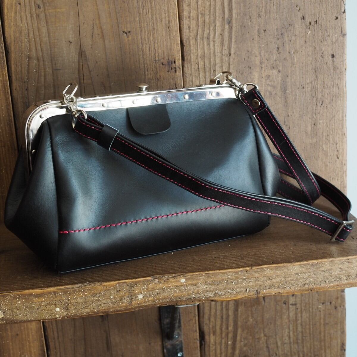 本体：ブラック、糸色：レッド