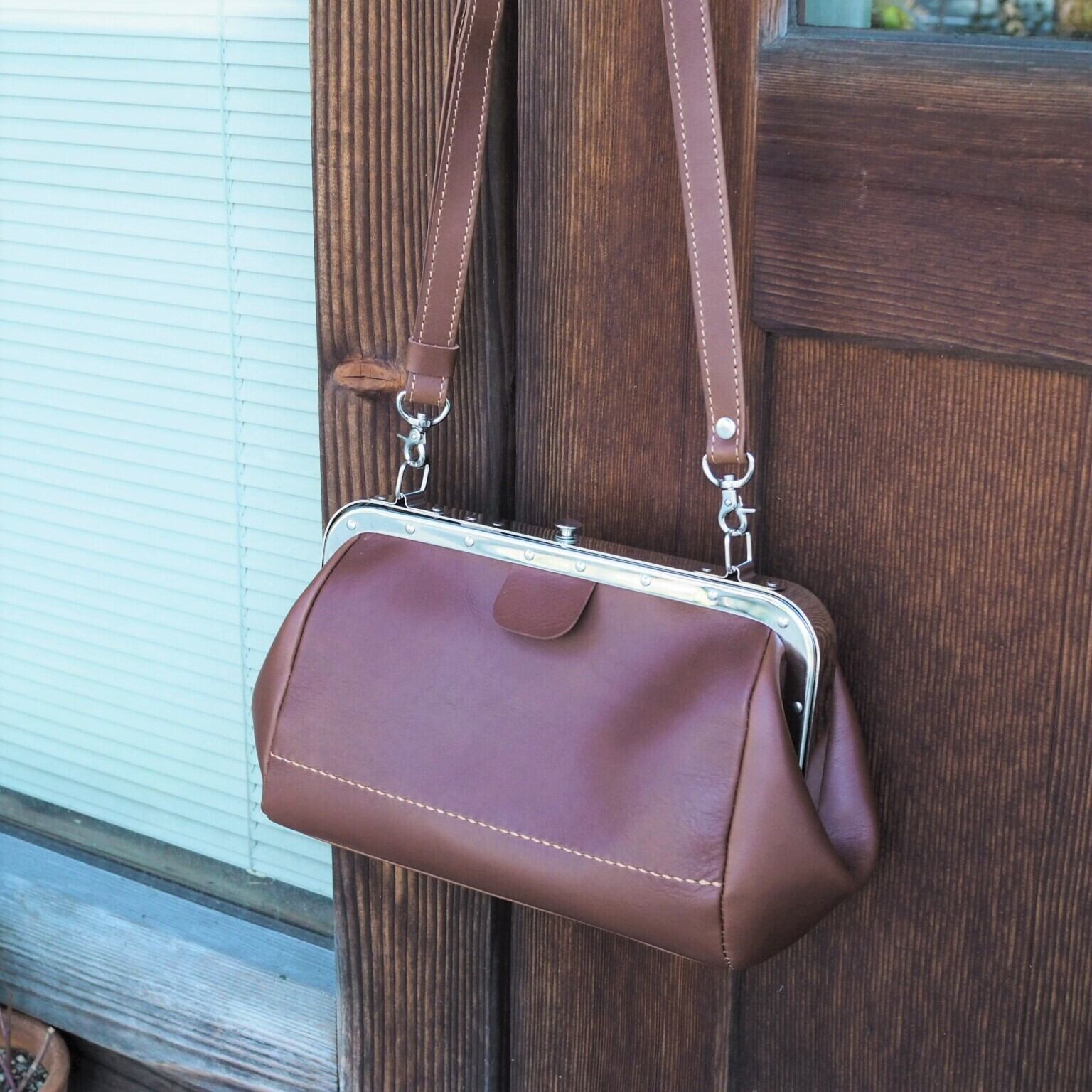 本体：ブラウン、糸色：キャメル