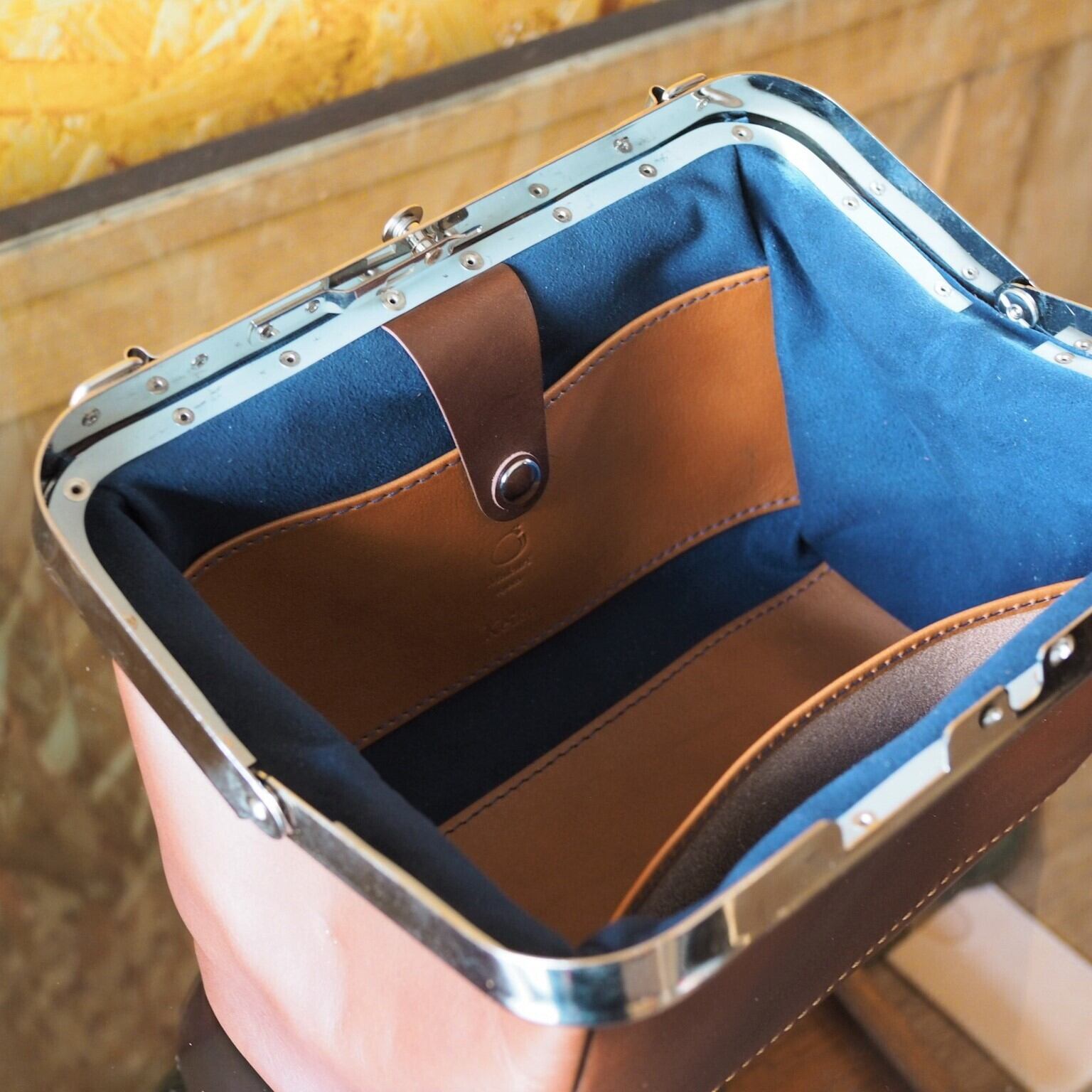 内装：ネイビー、ポケット革：キャメル