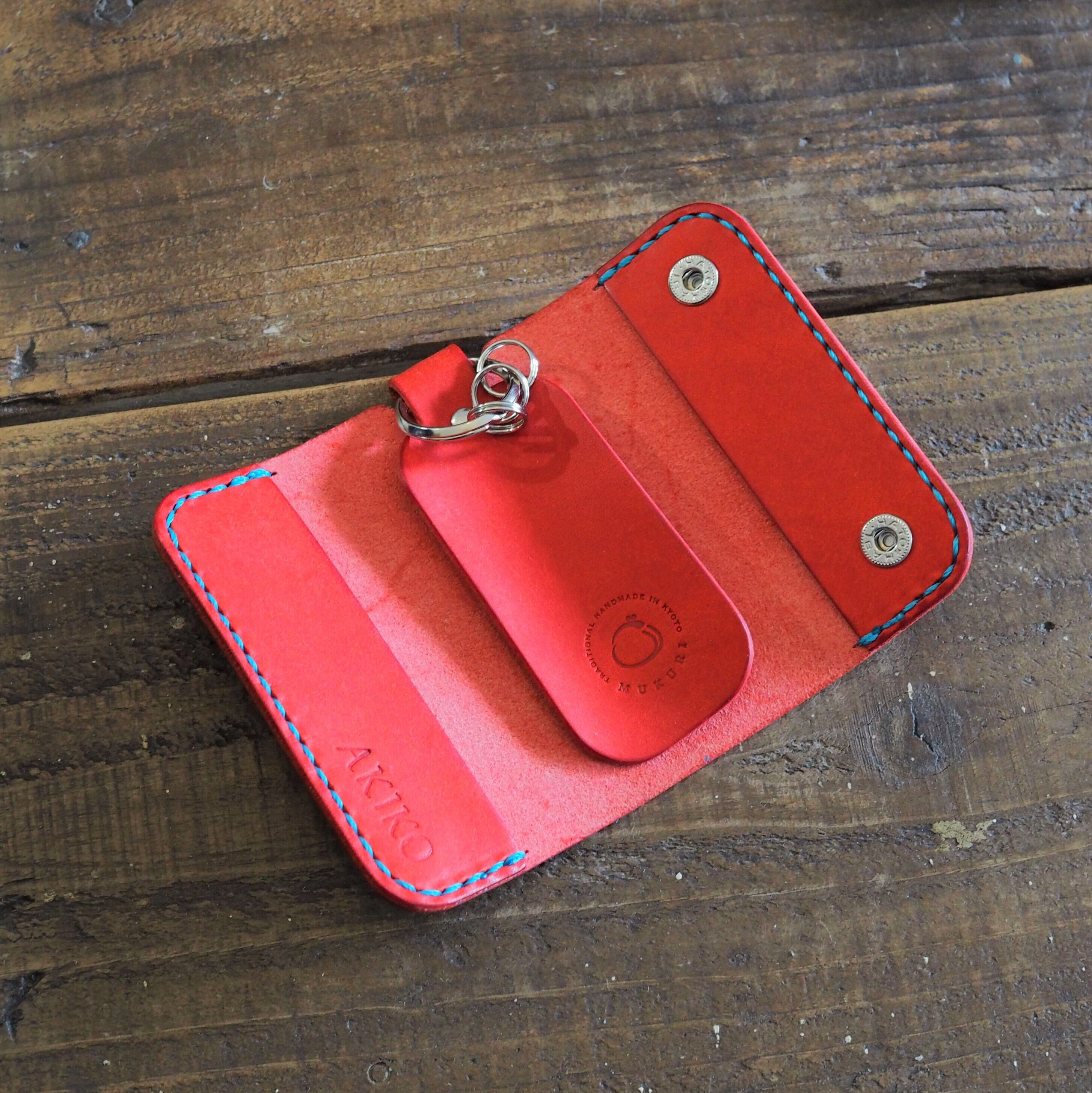 本体革：レッド、金具色：シルバー