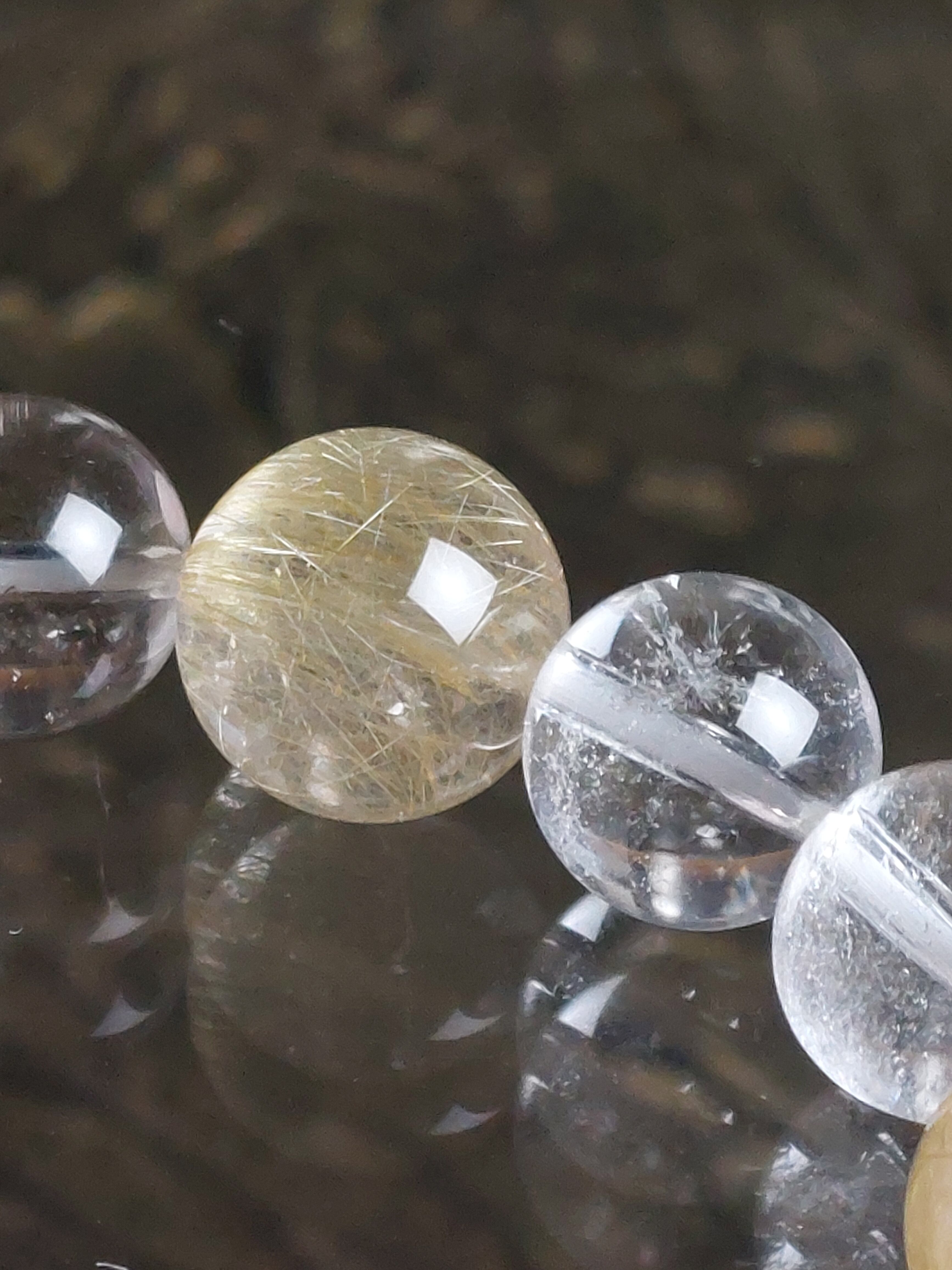 ルチルクォーツは、金運を招く石としては数ある石の中でも最高といわれています。