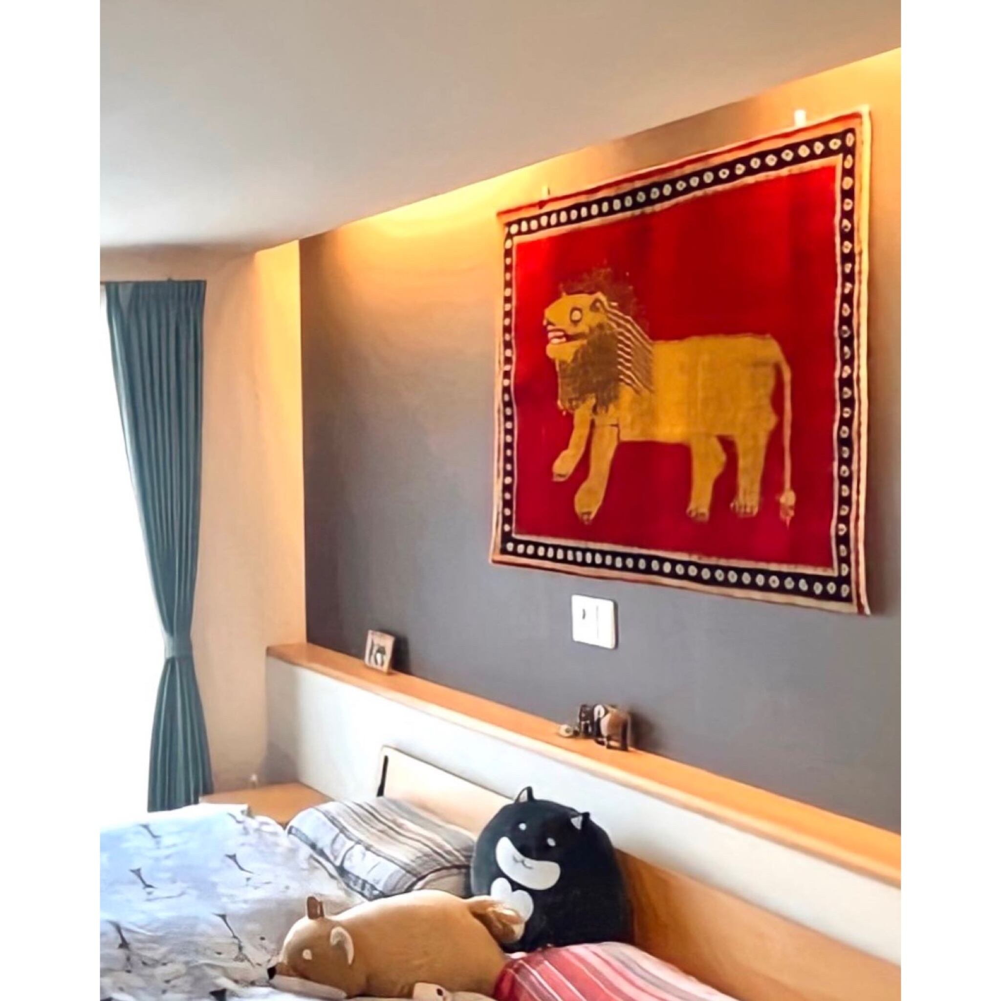 グレーの壁に！ライティングも加わり、真っ赤なギャッベのお色もご寝室に相応しいソフトな印象に見えます♪