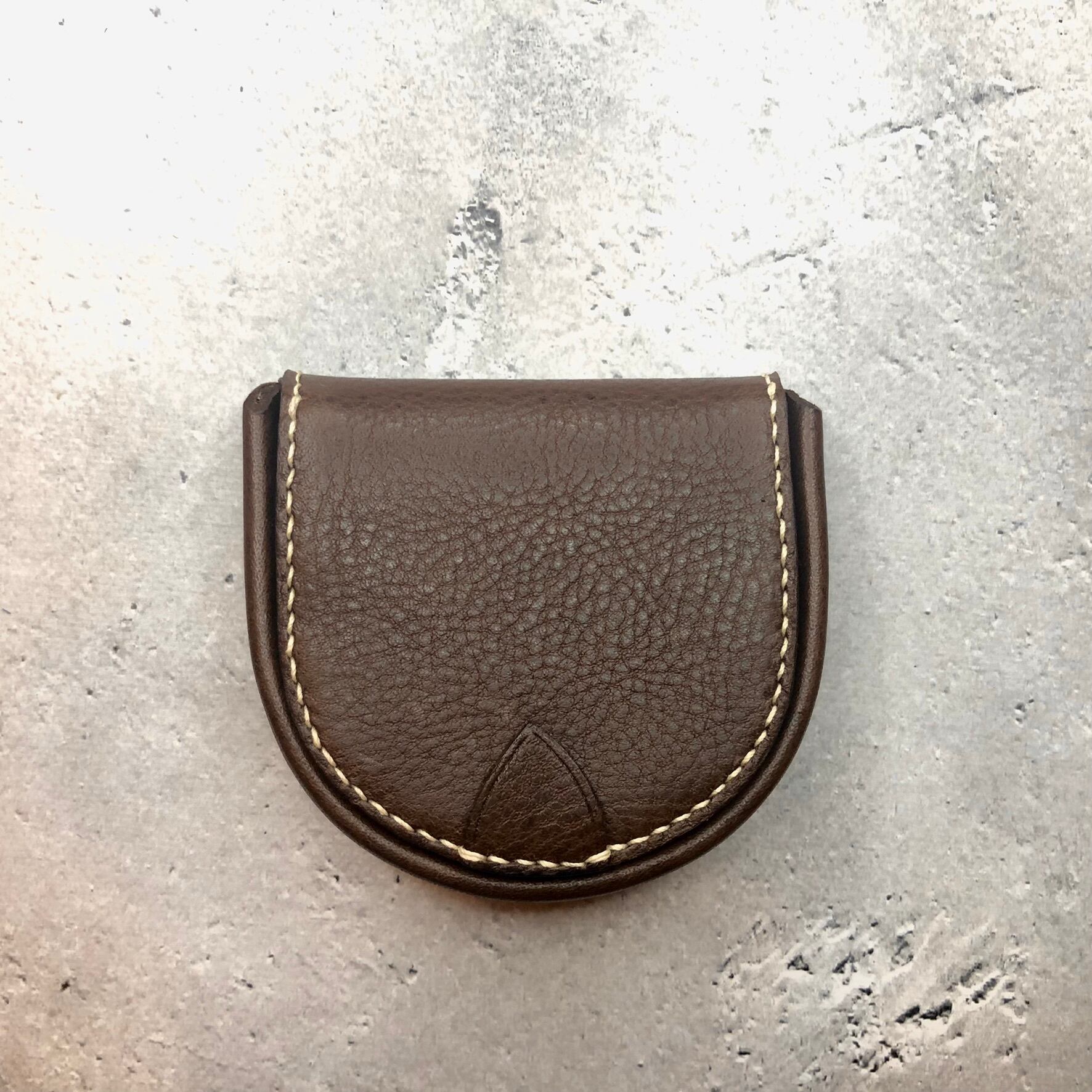 掌サイズの小さなコインケース 。携帯しやすいコンパクトサイズです。