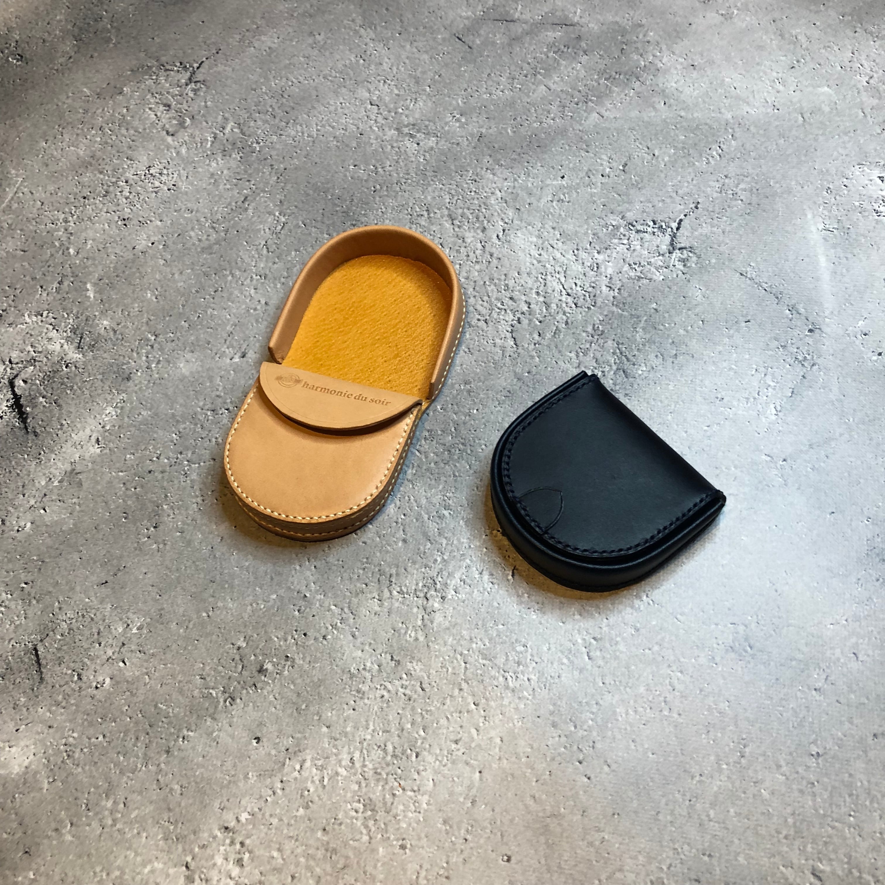 裏面にも革を使用し高級感を演出。