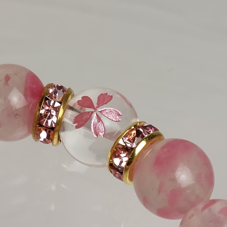 桜が彫刻された水晶とロードナイトを合わせて制作しています✨